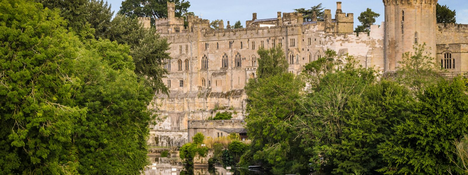 Vistas do Castelo de Warwick: Torre de César e parte do Castelo de Warwick  da ilha - | FeelTheArt, image size:1600x600
